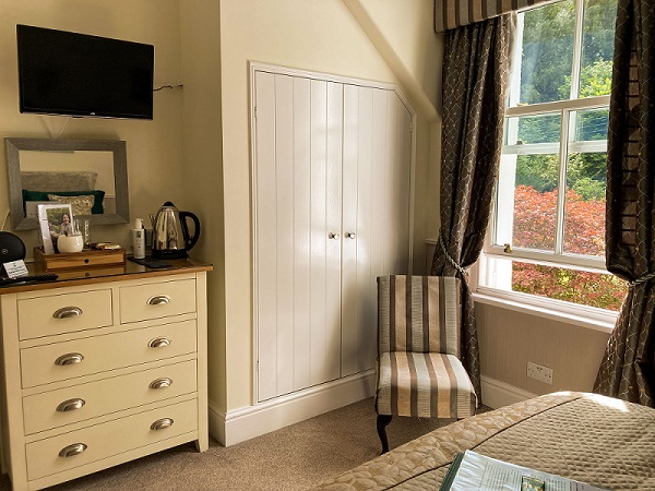 b&b room 7 with window